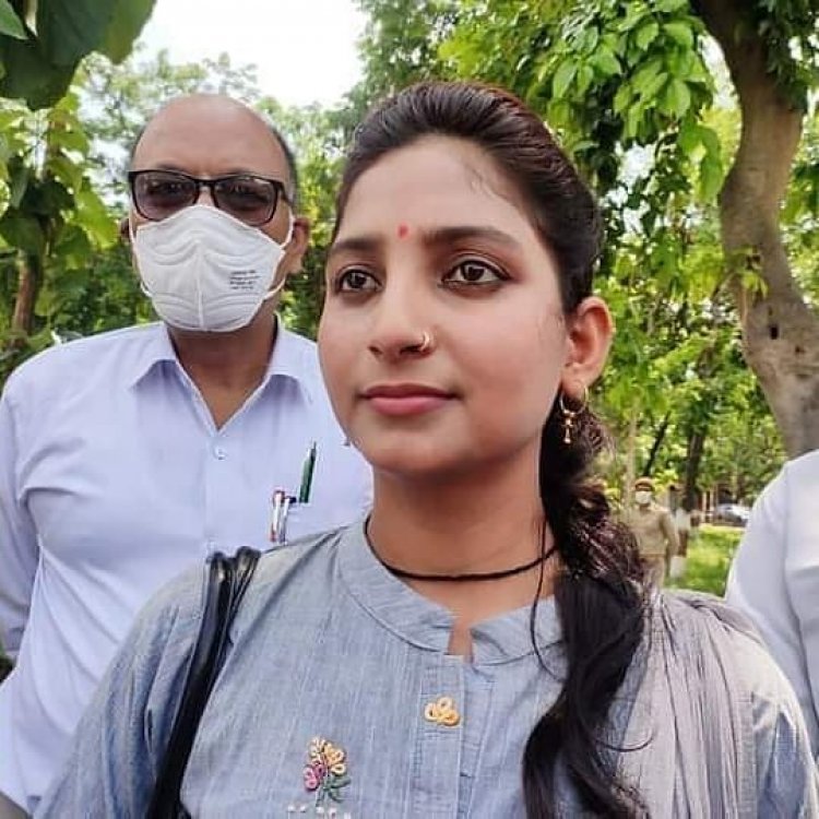 सर्वाधिक मतों से चुनाव जीतने वाली आरती तिवारी उत्तरप्रदेश में सबसे कम उम्र की जिला पंचायत अध्यक्ष