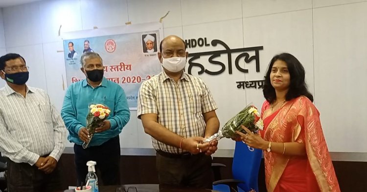 कलेक्टर ने शिक्षक दिवस के अवसर पर शिक्षिका को किया सम्मानित