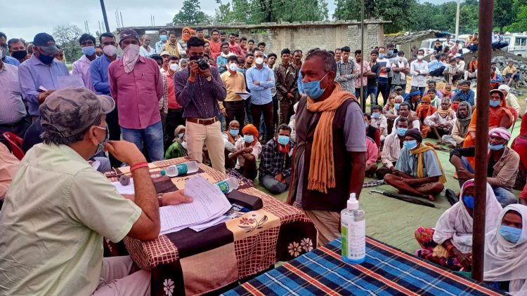 कमिश्नर ने ग्राम पंचायत ग्राम पंचायत पड़मनियां में सुनी ग्रामीणो की समस्याए  सभी ग्रामीण कोरोना का टीका लगवाएं- कमिश्नर