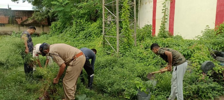 पुलिस प्रशासन द्वारा चलाया गया स्वच्छता एवं वृक्षारोपण अभियान 